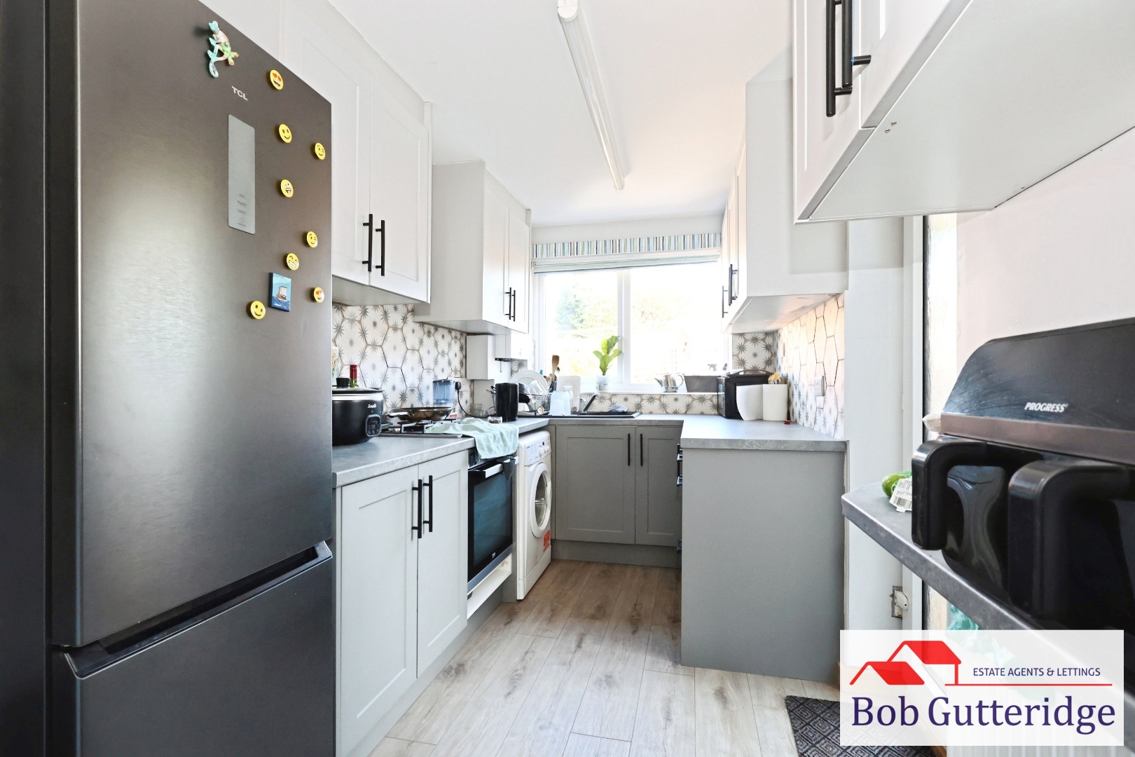 MODERN FITTED KITCHEN